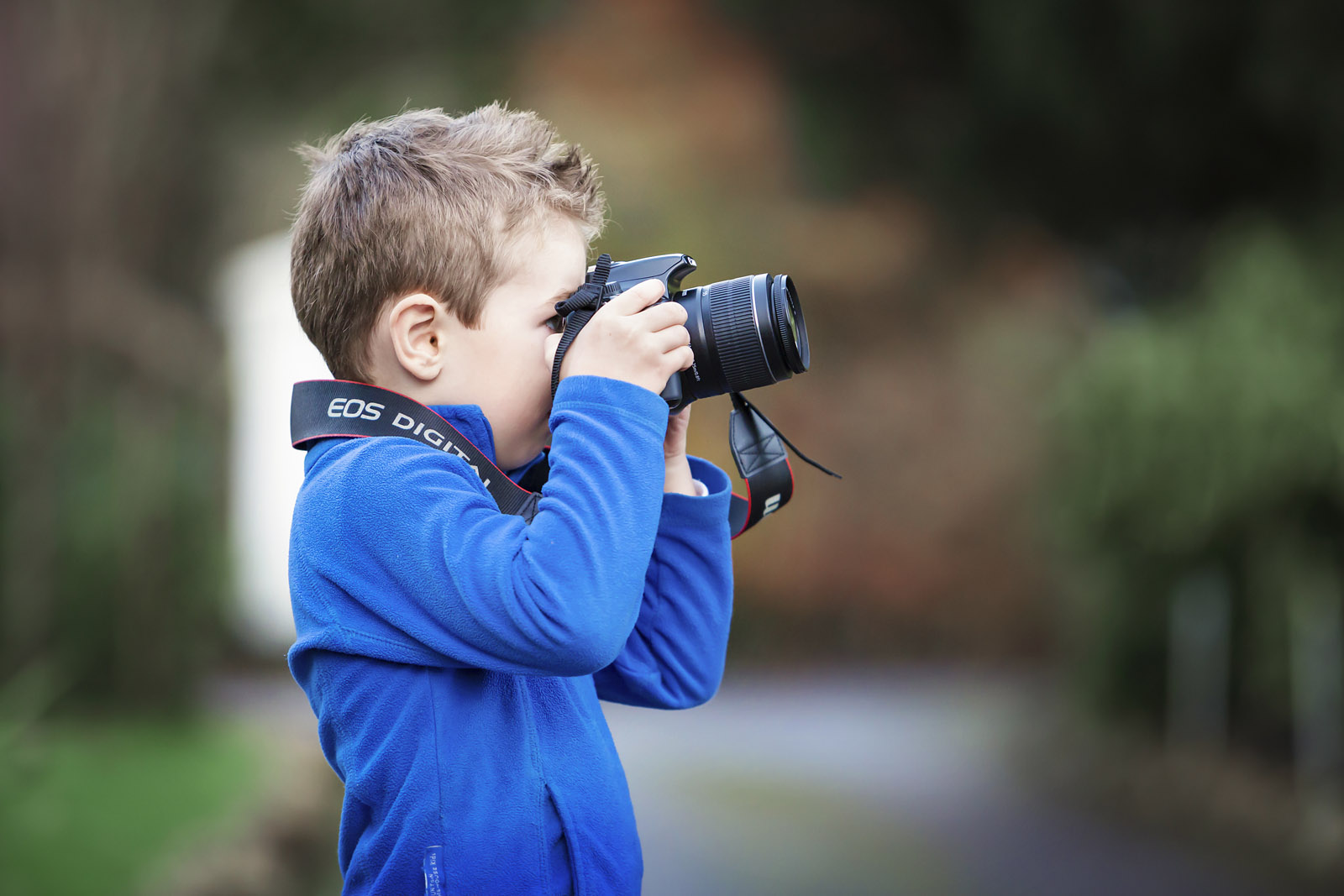Фотограф дети. Ребенок фотограф. Фотоаппарат для детей. Мальчик фотограф. Объектив и фотограф детский.